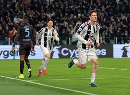 博主：国安边后卫何宇鹏因伤被工作人员背回基地，目前伤情不明